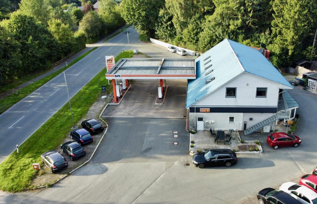 Tankstelle mit Wohn- und Geschäftshaus an der B77 in Kropp-Heidbunge